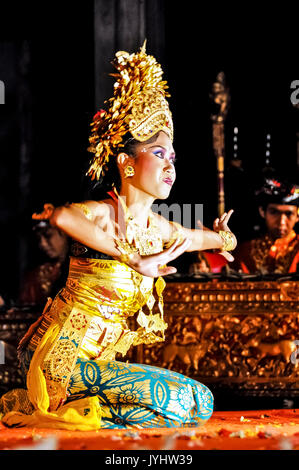 Indonésie. Bali. Ubud. Région Centre. Danse traditionnelle Legong//Indonesien, Bali. Ubud. Region Mitte. Eine Tänzerin Die legong Tantri Tanz Stockfoto