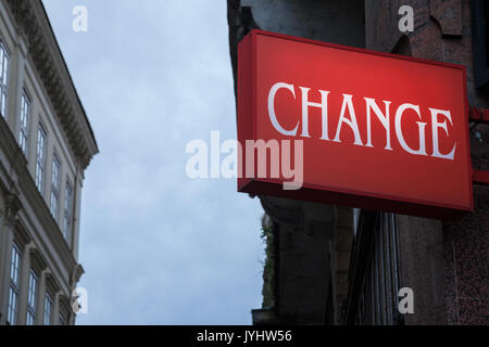 Rotes Schild mit dem Wort ändern geschrieben, mit Gebäude im Hintergrund, während der Nacht nähert sich Bild des Wortes in Großbuchstaben, Wr Stockfoto