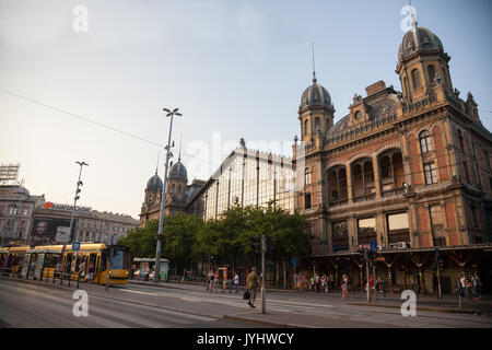 BUDAPEST, Ungarn - 11. AUGUST 2017: Straßenbahn durch das Hauptgebäude von Budapest Nyugati Palyaudvar Bahnhof. Diese Station ist der Hub für domest Stockfoto