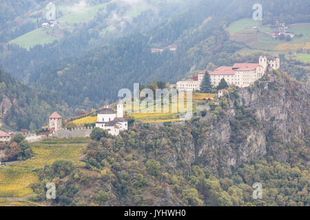 Blick auf das Kloster Säben und seine Weinberge. Klausen, Eisacktal, Bozen, Trentino Alto Adige, Südtirol, Italien, Europa. Stockfoto