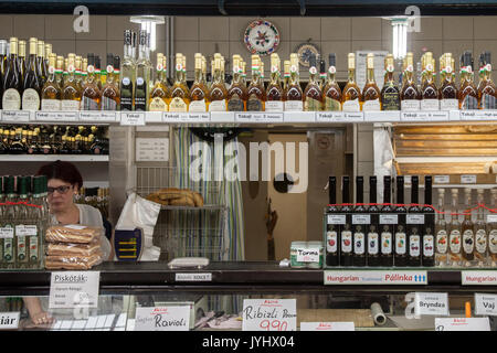 BUDAPEST, Ungarn - 12. AUGUST 2017: Flaschen Tokaji Wein und andere traditionelle Ungarn Getränke und Nahrungsmittel für den Verkauf in Budapest Central Market, Nag Stockfoto