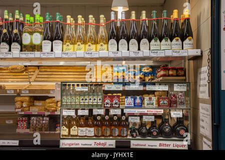 BUDAPEST, Ungarn - 12. AUGUST 2017: Flaschen Tokaji Wein und andere traditionelle Ungarn Getränke und Nahrungsmittel für den Verkauf in Budapest Central Market, Nag Stockfoto