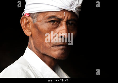 Asien, Südostasien, Indonesien, Bali. Pura Tanah Lot Tempel. Porträt eines Hindu Priester. Stockfoto