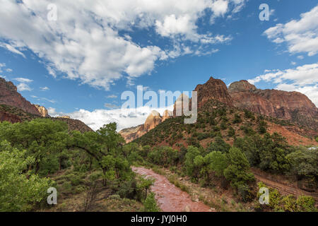 Virgin River nach einem plötzlichen Sturzflut. Zion National Park, Hurricane, Washington County, Utah, USA. Stockfoto