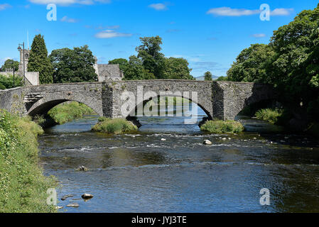 Nether Road Bridge in Kendal (lound Road) mit Kendal Pfarrkirche, auch als Heilige Dreifaltigkeit Kirche bekannt, links Stockfoto