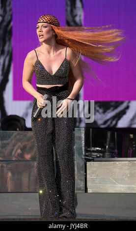 Jess Glynne Supervene spielt auf der Bühne während der V Festival im Hylands Park in Chelmsford, Essex. Stockfoto