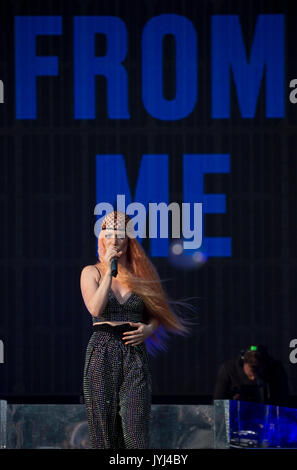 Jess Glynne Supervene spielt auf der Bühne während der V Festival im Hylands Park in Chelmsford, Essex. Stockfoto