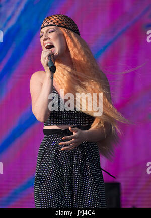 Jess Glynne Supervene spielt auf der Bühne während der V Festival im Hylands Park in Chelmsford, Essex. Stockfoto