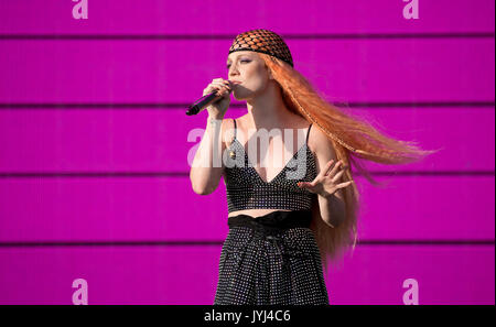 Jess Glynne Supervene spielt auf der Bühne während der V Festival im Hylands Park in Chelmsford, Essex. Stockfoto