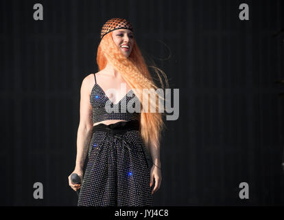 Jess Glynne Supervene spielt auf der Bühne während der V Festival im Hylands Park in Chelmsford, Essex. Stockfoto