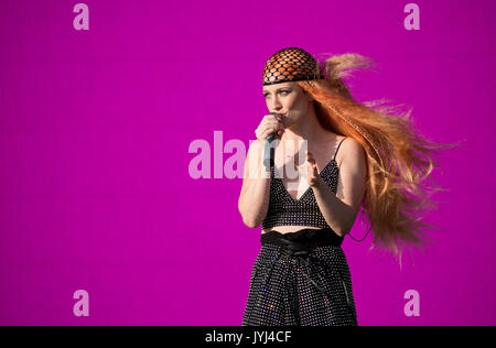 Jess Glynne Supervene spielt auf der Bühne während der V Festival im Hylands Park in Chelmsford, Essex. Stockfoto