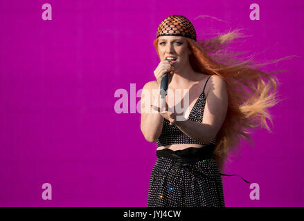 Jess Glynne Supervene spielt auf der Bühne während der V Festival im Hylands Park in Chelmsford, Essex. Stockfoto