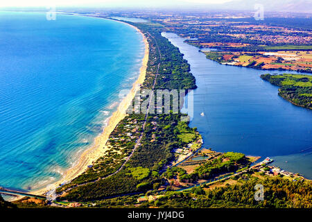 Panorama-aufnahme des Lungomare Di Sabaudia und den See von Sabaudia aus der Picco di Circe, Sabaudia, Italien Stockfoto