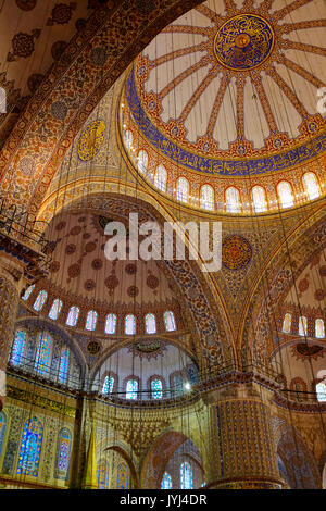 Innenraum der Sultan Ahmed Moschee, Istanbul, Türkei Stockfoto