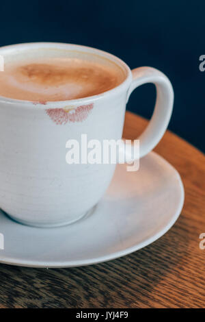 Rosa Lippenstift auf der Latte Becher in ein Cafe Stockfoto