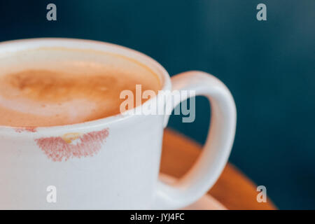 Rosa Lippenstift auf der Latte Becher in ein Cafe Stockfoto