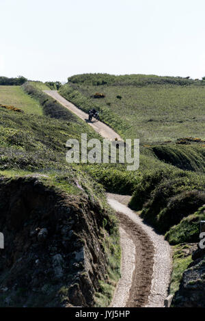 Ein einsamer Kutsche seinen Weg auf einen Hügel auf Little Sark Auf der Insel Sark, Vogtei Guernsey Kanalinseln, Großbritannien macht. Stockfoto