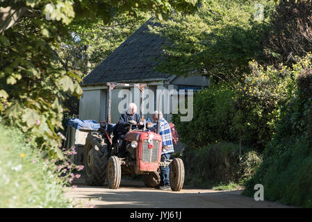 Ein Bauer hält für ein Gespräch mit seinem Nachbarn auf der Insel Sark, Vogtei Guernsey Kanalinseln, Großbritannien. Stockfoto