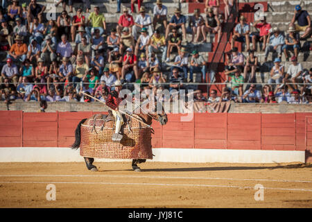 Picador Stierkämpfer, Lancer, deren Aufgabe es ist, schwächen Bull Nackenmuskulatur in der Stierkampfarena für Jaen, Spanien Stockfoto