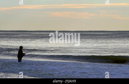 Silhouette von Mann angeln in der Gulf Coast in der Morgendämmerung Stockfoto