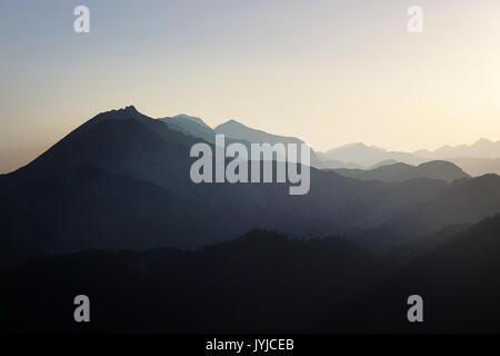 Die Silhouette der Berge bei Dämmerung, Slatnik, Slowenien. Stockfoto
