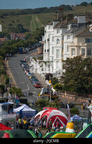 18. August 2017. Häuser auf South Cliff in Eastbourne mit Airbourne 2017 steht im Vordergrund, East Sussex, England Stockfoto