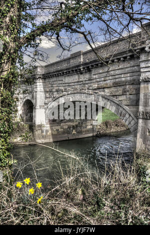 Avoncliff Aquädukt, Durchführung der Kennet and Avon canal über den Fluss Avon und die angrenzenden Eisenbahn, (wie ein HDR-Bild verarbeitet). Stockfoto