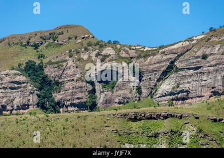 Big Rock auf dem Weg zum thukela Wasserfall im Royal Natal Park Drakensberg Mountain, Südafrika Stockfoto