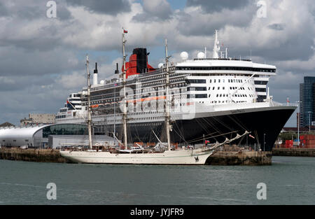 Shabab Oman II eine vollständige manipulierten training Schiff der Royal Navy von Oman von der Cunard Queen Mary 2 in Southampton Docks UK August 2017 Zwerg Stockfoto