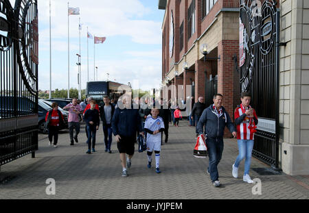 Sunderland Fans außerhalb der Stadien vor der Sky Bet Championship Match im Stadion des Lichts, Sunderland. Stockfoto