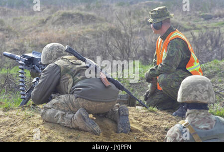Der Soldat mit der ukrainischen Armee Brände ein AGS 17. Stockfoto