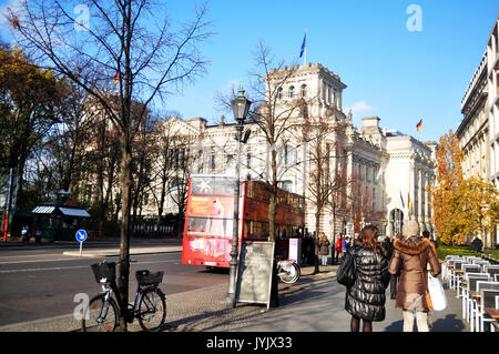 Deutsche Menschen und fremden Reisenden zu Fuß gehen Sie zu Reichstag ist ein historisches Gebäude für Besuchen und Reisen in Berlin City am 9. November 2016 in Stockfoto