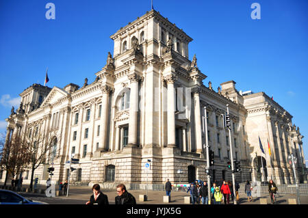 Deutsche Menschen und fremden Reisenden zu Fuß und posieren für ein Foto vor dem Reichstag ist ein historisches Gebäude in Berlin am 9. November 2016 Stockfoto