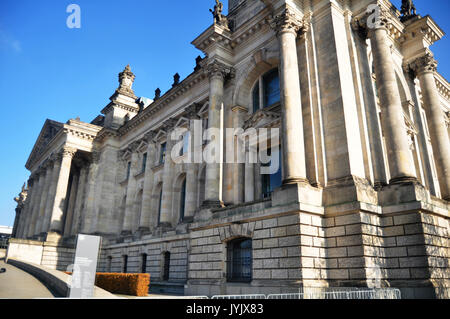 Deutsche Menschen und fremden Reisenden zu Fuß und posieren für ein Foto vor dem Reichstag ist ein historisches Gebäude in Berlin am 9. November 2016 Stockfoto