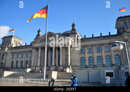 Deutsche Menschen und fremden Reisenden zu Fuß und posieren für ein Foto vor dem Reichstag ist ein historisches Gebäude in Berlin am 9. November 2016 Stockfoto