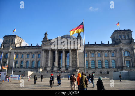 Deutsche Menschen und fremden Reisenden zu Fuß und posieren für ein Foto vor dem Reichstag ist ein historisches Gebäude in Berlin am 9. November 2016 Stockfoto