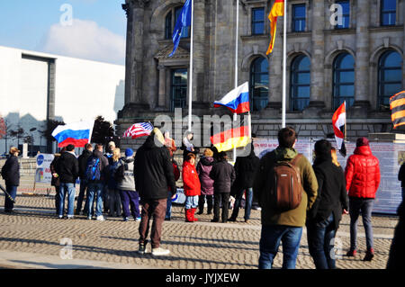 Deutsche Menschen und fremden Reisenden zu Fuß und posieren für ein Foto vor dem Reichstag ist ein historisches Gebäude in Berlin am 9. November 2016 Stockfoto