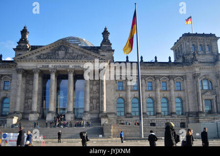 Deutsche Menschen und fremden Reisenden zu Fuß und posieren für ein Foto vor dem Reichstag ist ein historisches Gebäude in Berlin am 9. November 2016 Stockfoto