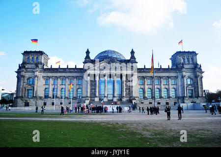 Deutsche Menschen und fremden Reisenden zu Fuß und posieren für ein Foto vor dem Reichstag ist ein historisches Gebäude in Berlin am 9. November 2016 Stockfoto