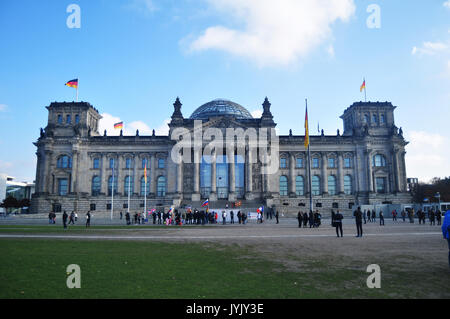 Deutsche Menschen und fremden Reisenden zu Fuß und posieren für ein Foto vor dem Reichstag ist ein historisches Gebäude in Berlin am 9. November 2016 Stockfoto