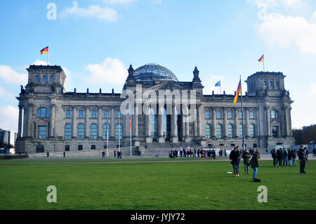 Deutsche Menschen und fremden Reisenden zu Fuß und posieren für ein Foto vor dem Reichstag ist ein historisches Gebäude in Berlin am 9. November 2016 Stockfoto