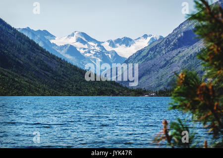 Taiga Wald am Rande des Sees an einem sonnigen Tag. Einen wunderschönen Blick auf den See und die Berge, durch die Grüne fichte Stockfoto