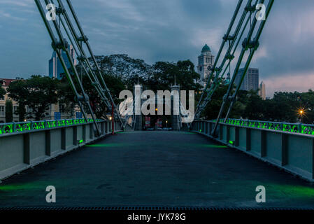 Alte hell erleuchtete Brücke auf dem Singapore River bei Sonnenaufgang - 5 Stockfoto