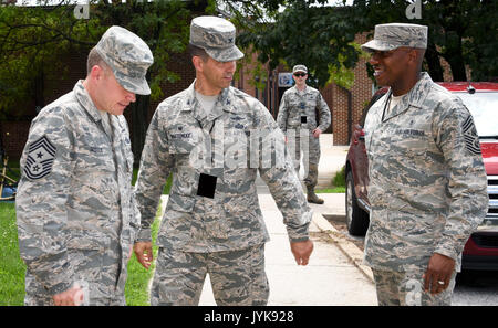 Kol. Matteo Martemucci, 70th Intelligence, Surveillance, Reconnaissance Wing Commander, grüßt Chief Master Sgt. der Air Force Kaleth O. Wright, bei seinem Besuch in der 70Th Intelligence, Surveillance, Reconnaissance Flügel, 16. August 2017 in Fort George G. Meade. Der Zweck seines Besuchs war ihm die Gelegenheit, die Männer und Frauen des 70. ISRW, Amerika Cryptologic's Wing zu erfüllen, und das mit der 70 CMSAF ISRW und seine globale cryptologic Missionen vertraut zu machen. (U.S. Air Force Foto/Staff Sgt. AJ Hyatt) Stockfoto