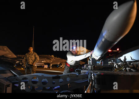 Staff Sgt. Ken Gongora, 388 Aircraft Maintenance Squadron, bereitet zum Anheben eines AIM-120 Advanced medium-Range Luft-Luft-Rakete (AMRAAM) während einer Bekämpfung Archer Waffen laden bei Hill Air Force Base, Illinois, August 8, 2017. Die Rakete wurde von einem F-35 ein Lightning II Flugzeuge an der Utah Test und Training während der Evaluierung gefeuert. (U.S. Air Force Foto von R. Nial Bradshaw) Stockfoto