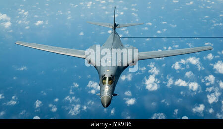 Ein US Air Force B-1B Lancer an der 37th Expeditionary Bomb Squadron zugeordnet, bereitgestellt von Ellsworth Air Force Base, S.D. der Andersen AFB, Guam, fliegt eine Training Mission über den Pazifischen Ozean AUg. 16., 2017. Während der Mission zwei B-1s wurden von Japan Air Verteidigung-kraft joined f-15 s in der Nähe der Sankaku Inseln. Diese trainingsflüge mit Japan die Solidarität und lösen wir mit unseren Verbündeten gemeinsam Frieden und Sicherheit in der Indo-Asia - Pazifik zu bewahren. (U.S. Air Force Foto/Staff Sgt. Joshua Smoot) Stockfoto