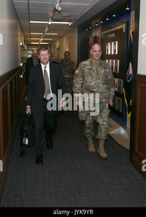 Us-Armee Gen. Gus Perna, Army Material Command kommandierender General, begrüßt amtierende Sekretär der Armee Hon Ryan D. McCarthy an AMC Hauptquartier bei einem Besuch in Redstone Arsenal, Alabama, Aug 17., 2017. Dies ist der erste Besuch von McCarthy AMC seit der Annahme, dass Aufgaben wie der amtierende Sekretär der Armee. (U.S. Armee Foto von Sgt. 1. Klasse Teddy Furt) Stockfoto