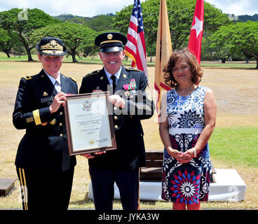 Die 8 Theater Sustainment Command feierten den Service von 5 sustainers während einer Feier der Dienst in den Ruhestand Feierstunde am 17. August im Hale Ikena. Die Soldaten geehrt, nachdem er insgesamt 115 Jahre Dienst an unserer Nation in den Ruhestand. Während der Zeremonie geehrt wurden Command Sgt. Maj Gregory Binford, ehemaliger Soldat Führer für die 8. TSC; Master Sgt. Kevin Conley, Chief Rechtsassistent noncommissioned Officer für die 8. TSC; Master Sgt. Davidson Dominique, operations Sergeant für die 8 Military Police Brigade; Master Sgt. Michael Dudley, Senior Maintenance Supervisor für die 8. Stockfoto