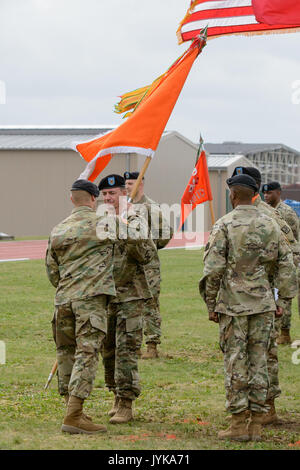 Us-Armee Oberstleutnant Nicholas E. Prisco, Commander, 39th Signal Battalion, führt die Einheit Farben zu Command Sgt. Maj. Timothy D. McGuire, symbolisiert die Übernahme von Verantwortlichkeiten, in Chièvres, Belgien, 27. Juli 2017. (U.S. Armee Foto von visuellen Informationen Spezialist Pierre-Etienne Courtejoie) Stockfoto