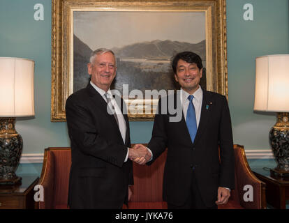 Verteidigungsminister Jim Mattis Hosts eine bilaterale Sitzung für Itsunori Onodera, Minister für Verteidigung für Japan, 12.08.16, 2017, an das State Department in Washington, D.C. Die bi-lat ein Treffen der US-japanischen Sicherheit Beratenden Ausschusses gefolgt. (DOD Foto von Air Force Tech. Sgt. Brigitte N. Brantley) Stockfoto